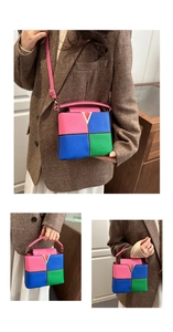 Detailansicht der dreifarbigen Leder-Eimertasche mit goldener V-förmiger Schnalle