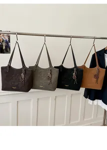 Grands sacs cabas minimalistes en quatre couleurs avec pendentifs tressés de mode