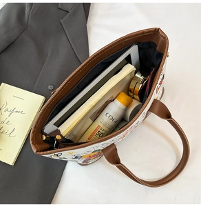 Vue détaillée de l'intérieur du sac graffiti montrant sa grande capacité pour les tablettes