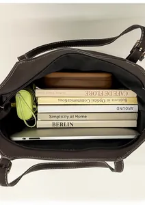 Intérieur spacieux du sac cabas pouvant contenir un ordinateur et des livres