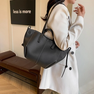 Schwarze Shopper-Tasche mit Kieseltextur, weißen Kontrastnähten und Kordelzug