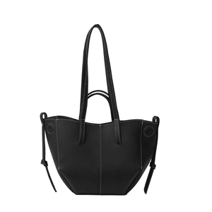 Schwarze Tote-Bag aus genarbtem Leder mit weißen Kontrastnähten und Doppelgriffen
