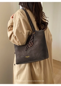 Détail du sac cabas vintage marron foncé avec logo doré et coutures contrastées