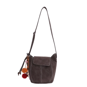 Bolso cubo retro marrón oscuro con acabado mate texturizado y colgante de borla