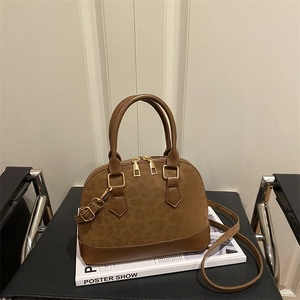 Sac Boston en daim à imprimé léopard marron avec poignées en cuir et zips dorés