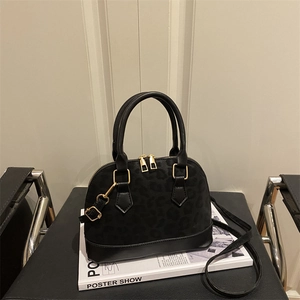 Sac bandoulière noir chic à motif léopard avec accessoires métalliques dorés