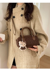 Borsa a mano in pelle scamosciata leopardata marrone abbinata a un cappotto beige