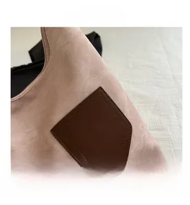 Makroaufnahme einer Stofftasche mit braunem Lederpatch und präzisen Nahtdetails am Rand