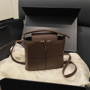 Elegante dunkelbraune Leder Beuteltasche mit goldenem V-Logo und Umhängeriemen