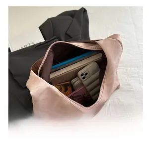 Geräumiges Innenfach der rosa Stofftasche mit Platz für Bücher, Handy und Geldbörse