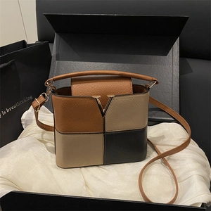 Schicke Leder-Beuteltasche mit Farblock-Design, V-Goldschnalle und verstellbarem Riemen