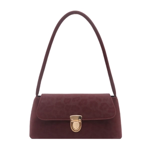 Sac à main bordeaux avec texture léopard, boucle dorée et design minimaliste chic