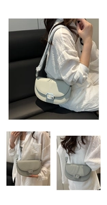 Détail du sac selle en cuir PU grainé avec boucle G en strass et large bandoulière