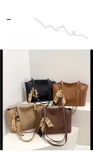 Détail de quatre sacs fourre-tout colorés avec foulards en soie et coutures blanches