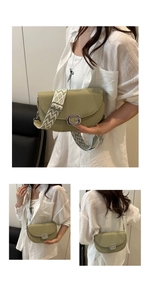 Vue détaillée du sac selle vert olive avec texture litchi et boucle G en strass