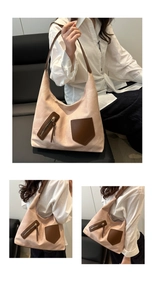 Drei Ansichten einer großen rosa Hobo-Tasche mit braunen Lederakzenten und Riemen