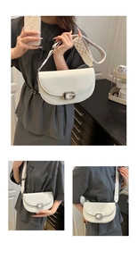 Détail du sac bandoulière blanc en cuir grainé avec boucle G argentée et sangle ondulée