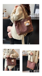 Détail d'un grand sac cabas marron en daim avec finitions cuir et pendentif ours
