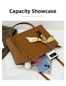Détail de l'intérieur du grand sac cabas en cuir marron montrant sa capacité de rangement