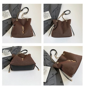 Detaillierte Ansicht der braunen Tweed-Einkaufstasche mit Goldkette und Anhänger