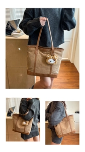 Détail du sac cabas en daim caramel avec bordure en cuir et charm ours en peluche
