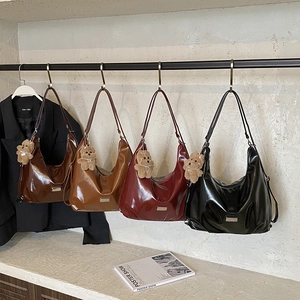 Retro Glossy PU Leather Hobo Bag For Women Large Capacity Shoulder Tote With Bear Pendant Commuting Style Chic