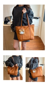 Détails de couture du sac cabas marron avec un pendentif décoratif en peluche douce