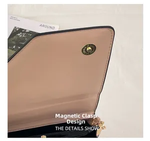 Detail van een nude-roze handtas met gouden magnetische gesp en fijne stiksels