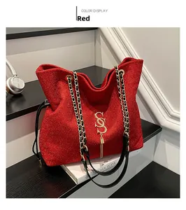 Detail der roten Glitzer-Tasche mit goldenem SS-Logo und Ketten-Schultergurt