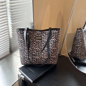 Chic leopard print tote bag with black leather straps for versatile autumn-winter style