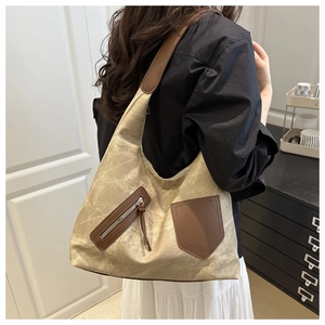 Detail der Retro-Canvas-Hobo-Tasche in Khaki mit braunem Lederriemen und Reißverschluss