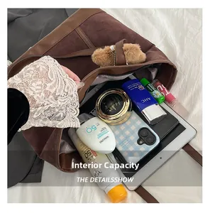 Vue de dessus d'un grand cabas en daim montrant le rangement pour iPad et maquillage