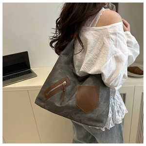 Detailansicht der großen grauen Canvas-Umhängetasche mit Ledertasche und Reißverschluss