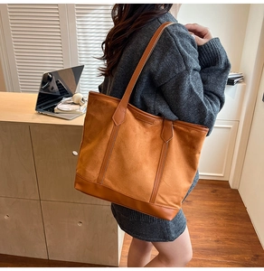 Sac cabas en daim marron porté à l'épaule pour le travail quotidien et le style décontracté