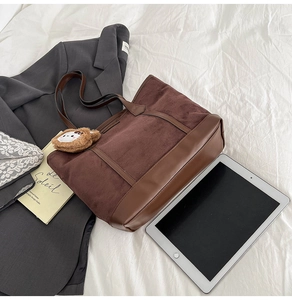 Sac cabas marron en daim avec garniture en cuir et breloque ours, style bureau