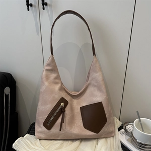 Große Hobo-Schultertasche aus rosa Wildleder mit braunen Lederriemen und Taschen