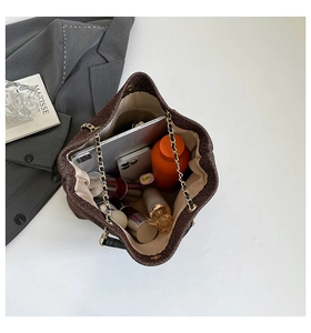 Vista dall'alto della grande borsa tote marrone glitter con interno ampio e catena