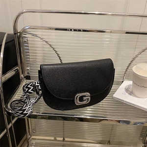 Sacoche moderne en cuir noir avec logo G en cristal et bandoulière à motifs