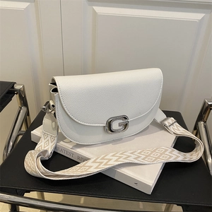 Sacoche blanche en cuir grainé avec boucle G argentée et large bandoulière tissée