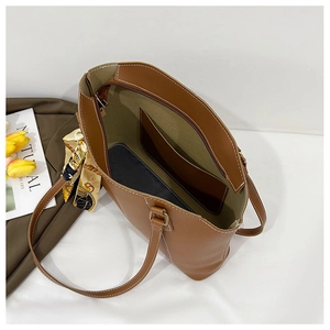 Vue intérieure du sac cabas caramel avec doublure verte et rangements compartimentés