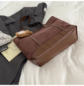 Détail du sac cabas en daim et cuir orné d'un joli petit ours en peluche marron