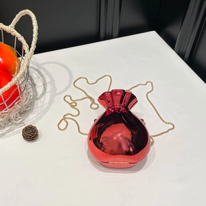 Elegante borsa a tracolla rossa a forma di sacchetto con finitura metallica lucida