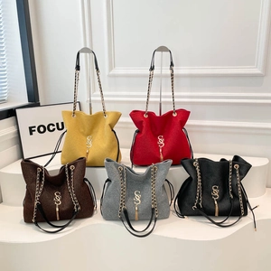 Large chain tote bags in five colors with drawstring sides and elegant gold S-shaped logos