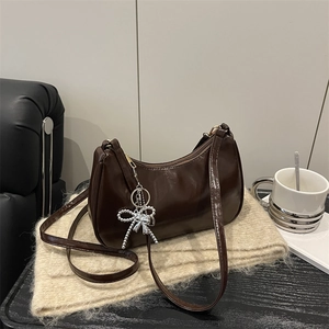Borsa hobo marrone scuro in ecopelle lucida con ciondolo a fiocco argentato elegante