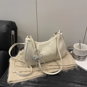 Elegante borsa hobo in pelle bianco crema con ciondolo a fiocco di perline argentate