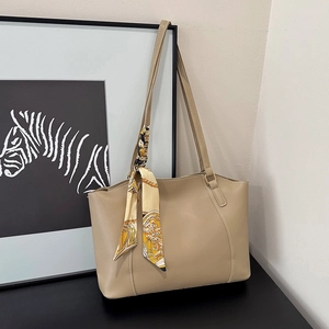 Sac fourre-tout kaki minimaliste avec un foulard décoratif en soie sur la poignée