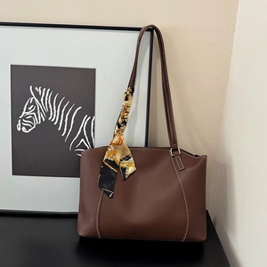 Grand sac cabas marron foncé avec surpiqûres contrastées et foulard décoratif en soie