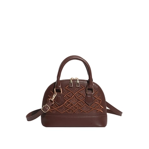 Dunkelbraune Boston-Handtasche mit eleganter Stickerei und abnehmbarem Gurt auf weißem Grund