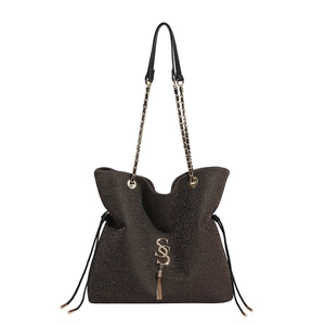 Sac bandoulière marron pailleté avec logo SS doré, pompon et bandoulière chaîne