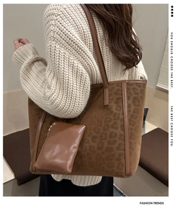 Borsa tote leopardata in finta pelle scamosciata con astuccio rimovibile portata a spalla